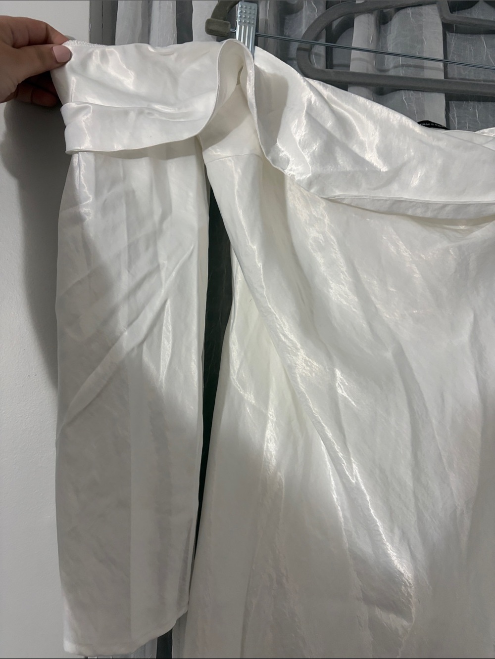 Abercrombie & Fitch White Off-Shoulder Satin Mini Dress - Picture 4 of 6